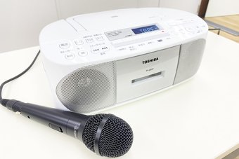 マイクとスピーカー（スピーカー用CDラジオカセットレコーダー「TOSHIBA TY-CDS7」）の画像