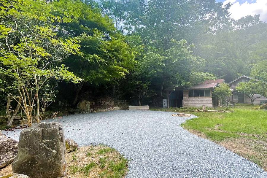 区画Aの画像。森の中に整地された区画がある。右には小屋（私有地）が見える。