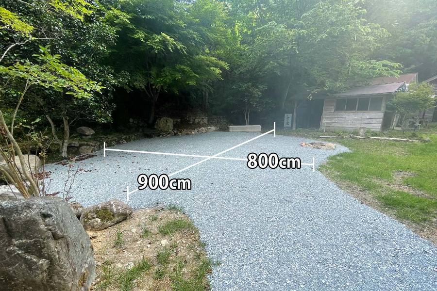 区画Aのサイズを記した画像。900cm×800cm。右には小屋（私有地）が見えている。