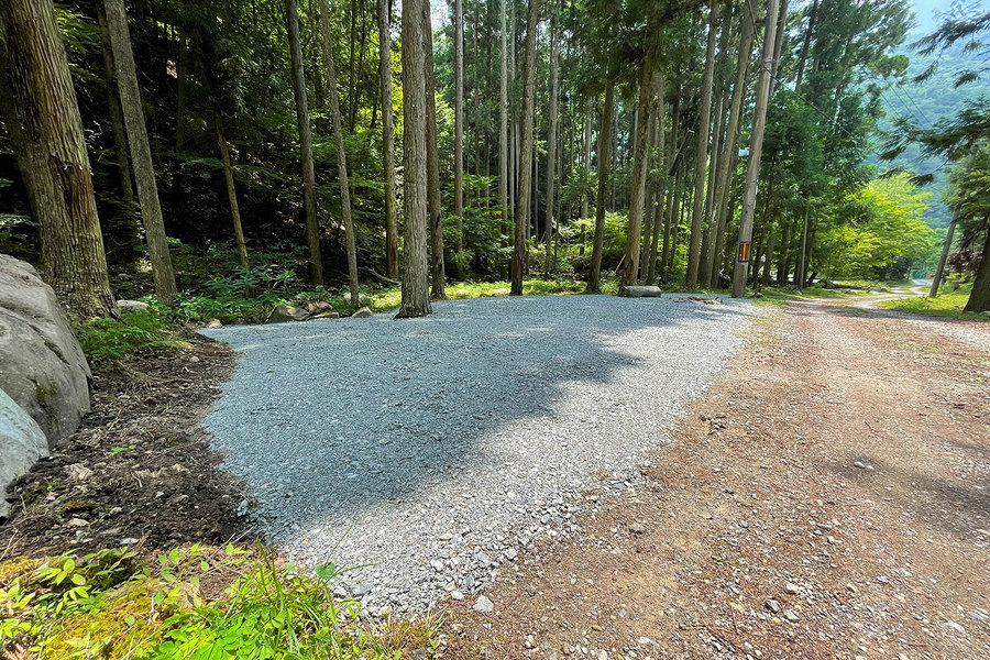 区画Eの画像。晴れた空の下、森の中に整地された区画がある。