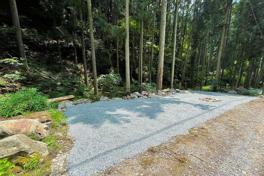 区画Fの画像。晴れた空の下、森の中に整地された区画がある。